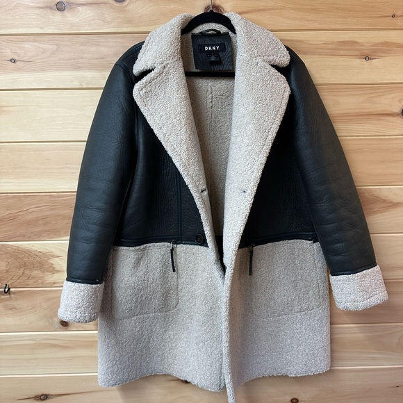 DKNY DOUBLE-BREASTED PANELED FAUX SHEARLING COAT - Picture 5 of 5